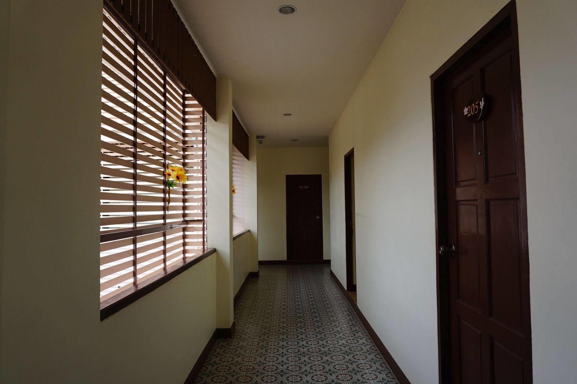 Ponburi Hotel Nan Exterior photo